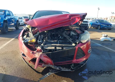 2014 Ford Focus Titanium z USA, uszkodzony, nr VIN 1FADP3N27EL247939